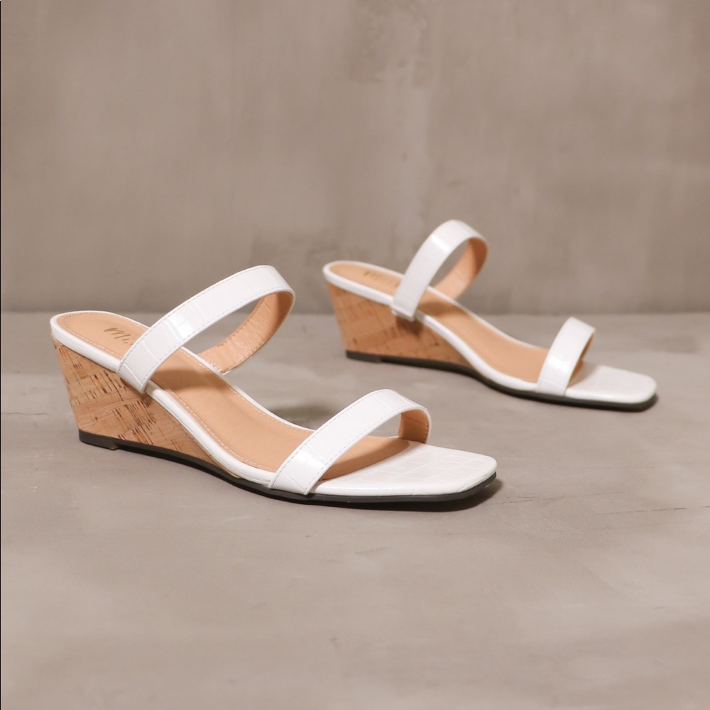 NWT WHITE SMALL WEDGE